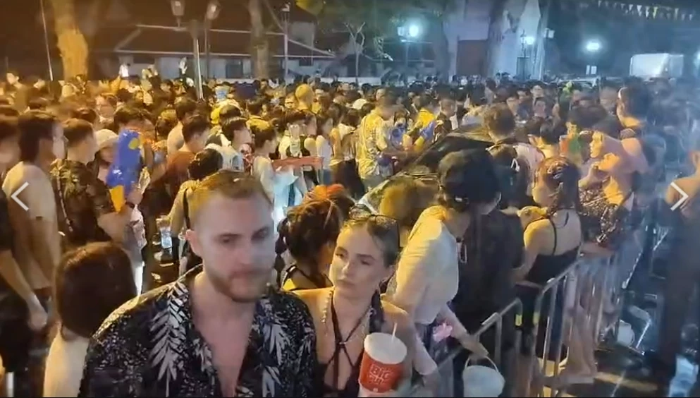 เช็กก่อนไป "สงกรานต์ถนนข้าวสาร" นักท่องเที่ยวทะลักเล่นน้ำแน่น ถนนแทบแตก