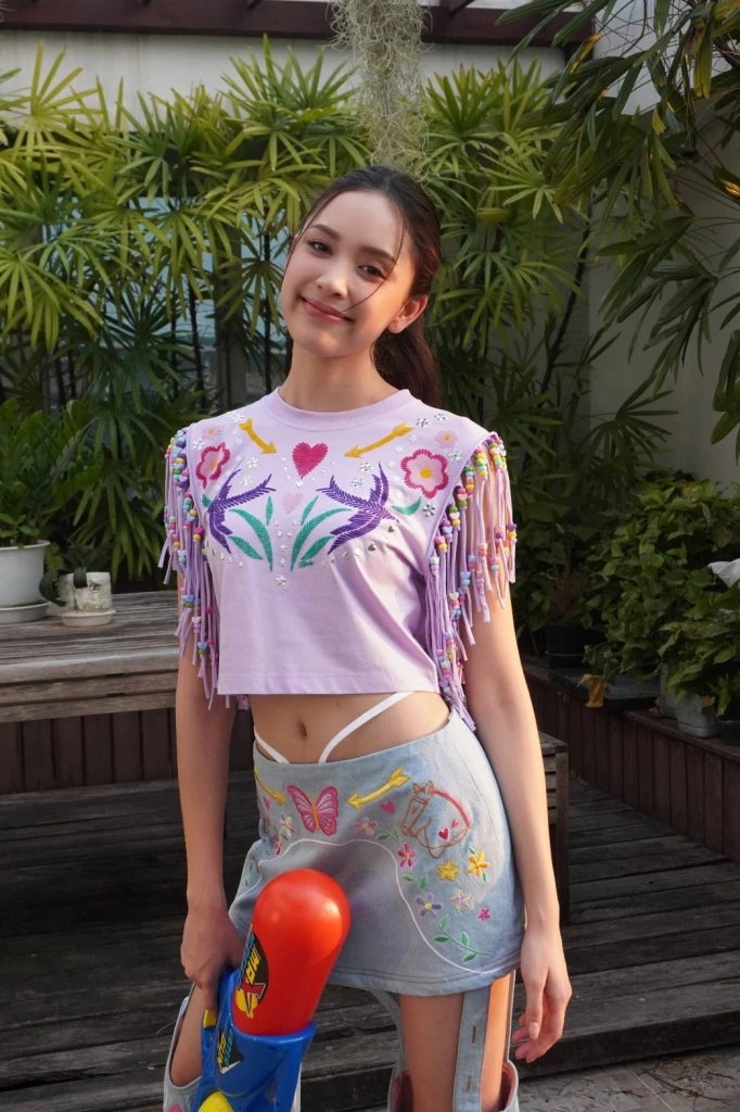 หนูแหม่ม สุริวิภา นำทีมพระ-นาง สาดน้ำสงกรานต์ ส่งความสุข 