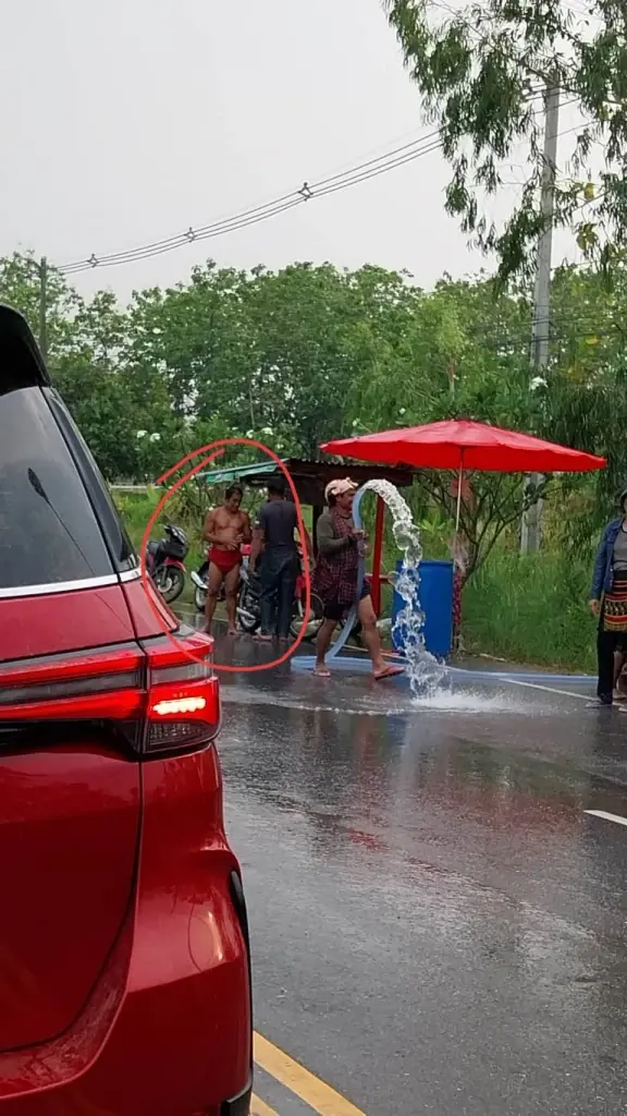 แชร์ว่อน 2 โจ๋ถือมีด ประกาศศักดา ขู่ไล่ฟันคนขับรถเล่นน้ำ (มีคลิป)