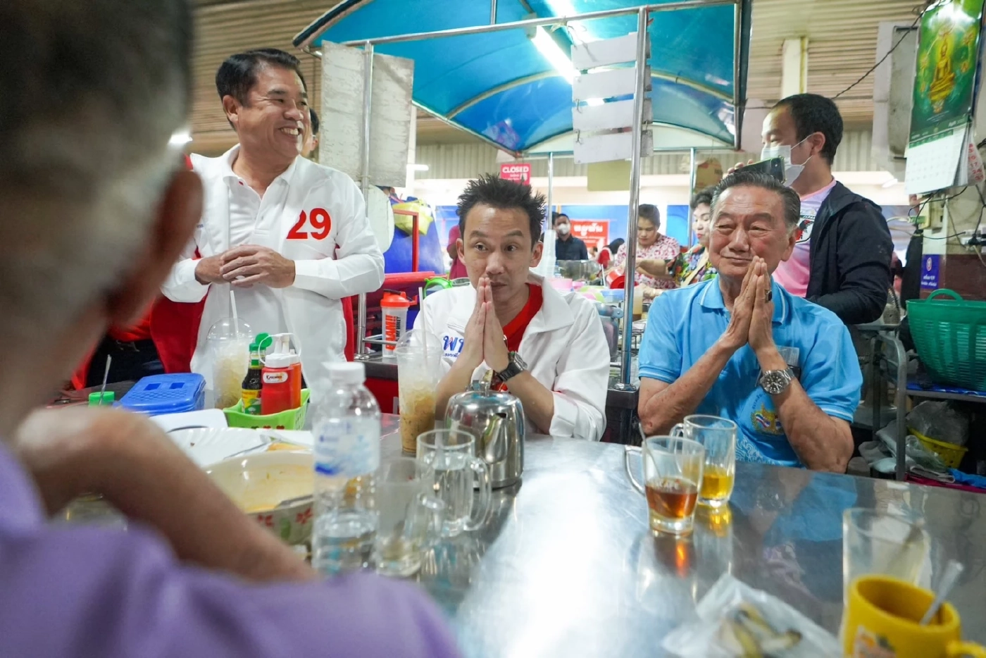 "เศรษฐา" ยิ้มรับ พ่อค้าแม่ค้าตลาดโพธิ์ชัยประสานเสียง เรียก "นายกฯ"