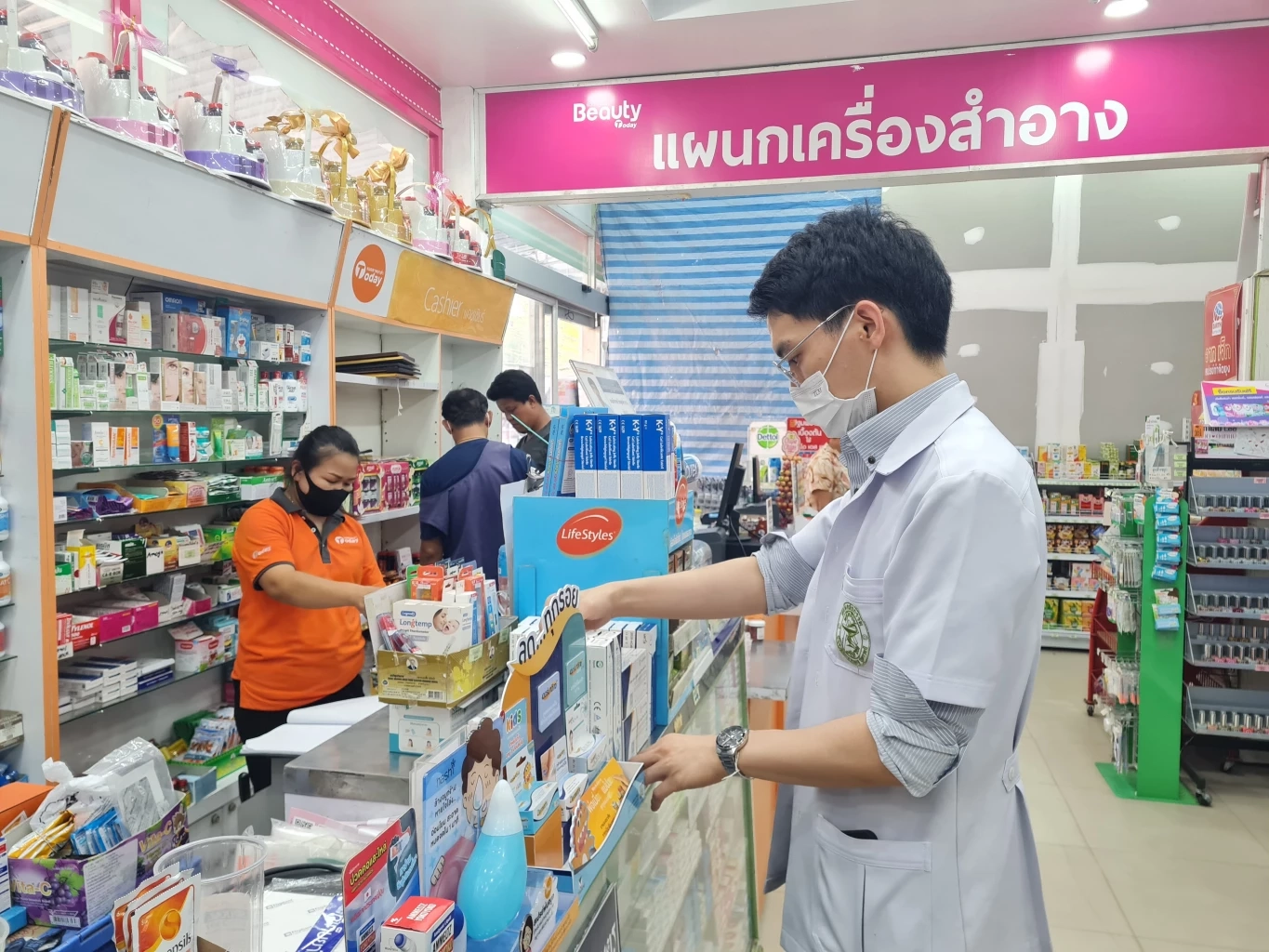 ร้านขายยาคึกคัก ชาวโคราชแห่ซื้อชุดตรวจ ATK หลังโควิดระบาดพุ่งหลังสงกรานต์