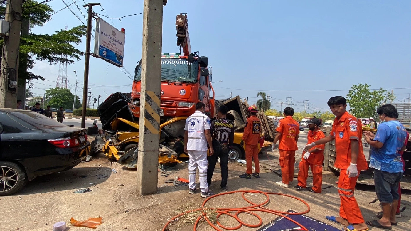 สยอง! 18 ล้อติดโลโก้ กฟภ. เบรกแตก พุ่งอัดก๊อปปี้รถทางหลวงดับ 2 เจ็บ 5 (มีคลิป)