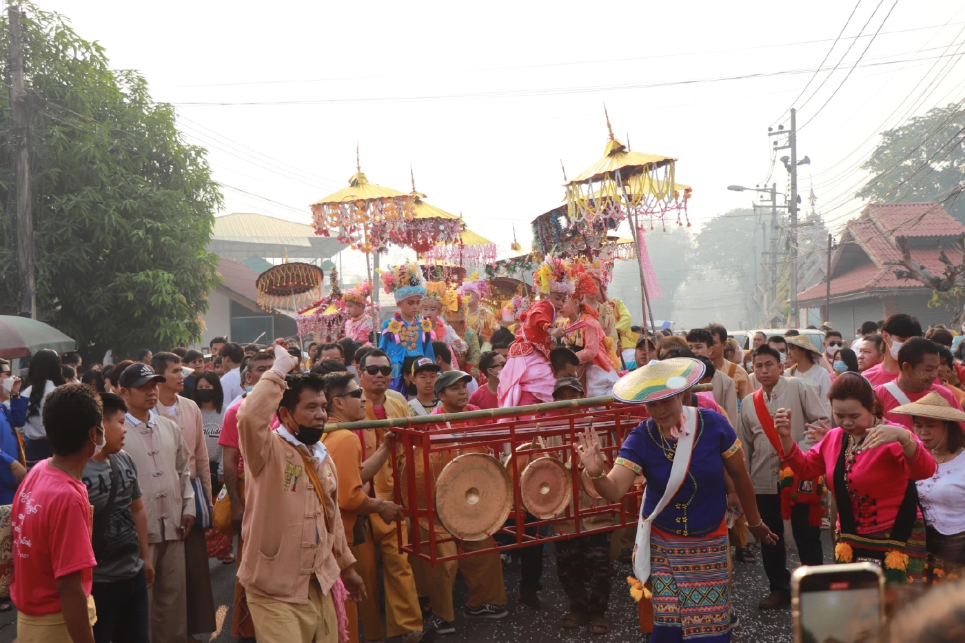 จัดใหญ่! ชมขบวน "แห่โคหลู่" ประเพณีปอยส่างลอง จ.แม่ฮ่องสอน