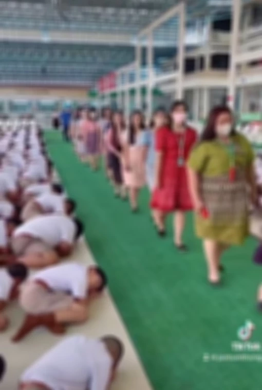 ดราม่าสนั่น! งานปัจฉิมนิเทศ ให้นักเรียนก้มกราบ จนกว่าครูทุกคนจะเดินผ่านหมด
