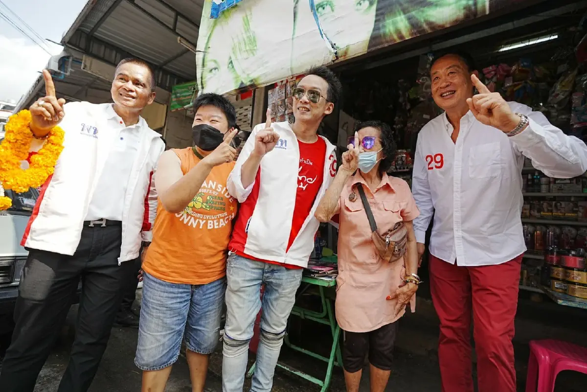 "เศรษฐา" นำผู้สมัครส.ส.นครศรีฯ เดินตลาดเช้าทุ่งสง กำลังใจเพียบ