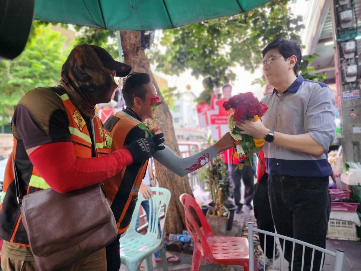 "มาดามนครบาล"นำทีม"เพื่อไทย"อ้อนชาวห้วยขวาง ขออาสาดูแลปัญหาปากท้อง