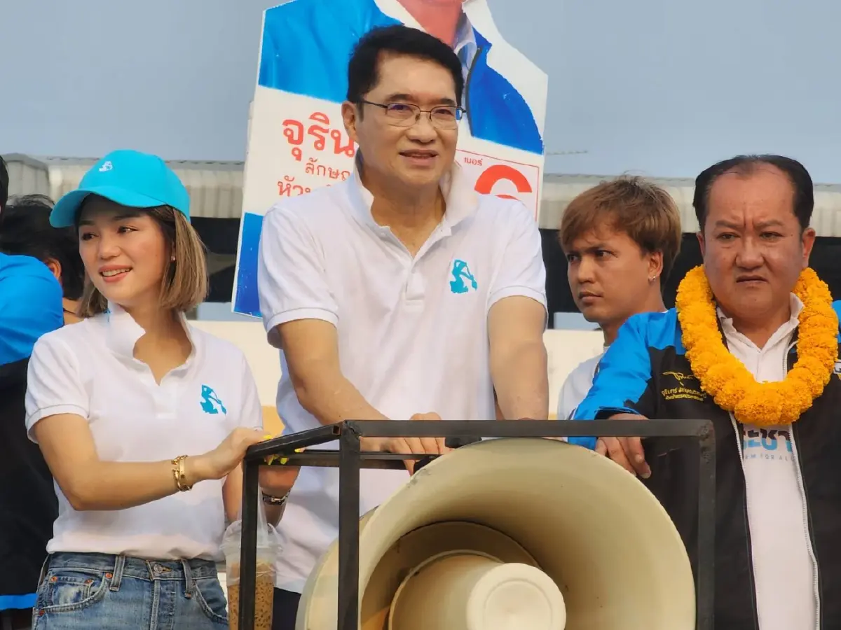 "องอาจ-มาดามเดียร์" ลงพื้นที่ ชู นโยบายช่วยชุมชน ดึงอัตลักษณ์สร้างรายได้