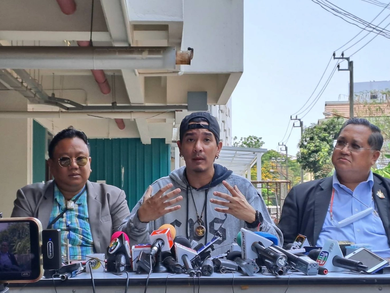 “ดีเจแมน”มา อสส. แจ้ง“ใบเตย”ไส้ติ่งอักเสบ อัยการเลื่อนคำสั่งคดี Forex-3D