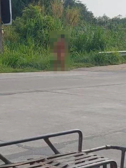 ป้าขายผักลมแทบจับ เจอชายดมกาวแก้ผ้า สไลด์หนอนโชว์ หวั่นอันตราย