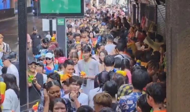 ข้าวสาร-สีลม คึกคัก นทท.แห่เล่นน้ำสงกรานต์วันสุดท้าย