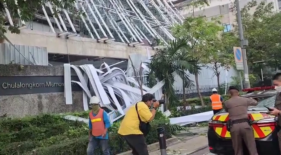 ระทึก! ก่อน "บิ๊กตู่" หาเสียงสวนลุมฯ แผ่นเมทัลชีทร่วง คนเจ็บ 4 ราย รถ 191 พังยับ