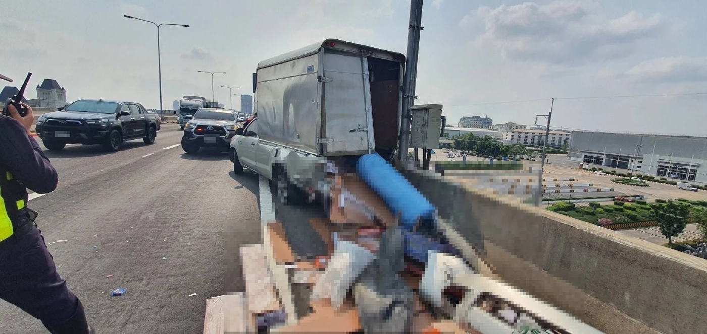 อุบัติเหตุ กระบะยางแตก คนร่วงตกด่วนบูรพาวิถี เสียชีวิต