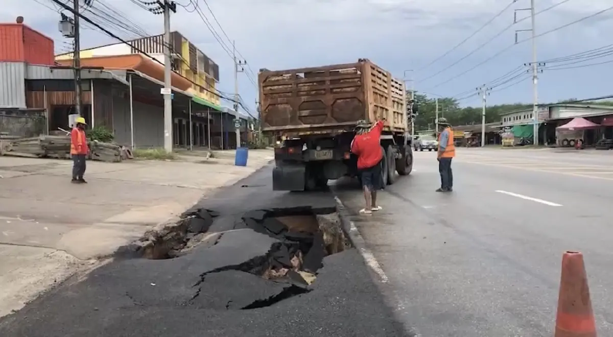 "พายุฤดูร้อน" ถล่มระยอง ทำถนนทรุด 2 เมตร เต็นท์จัดงานถูกพัดพังทั้งหลัง