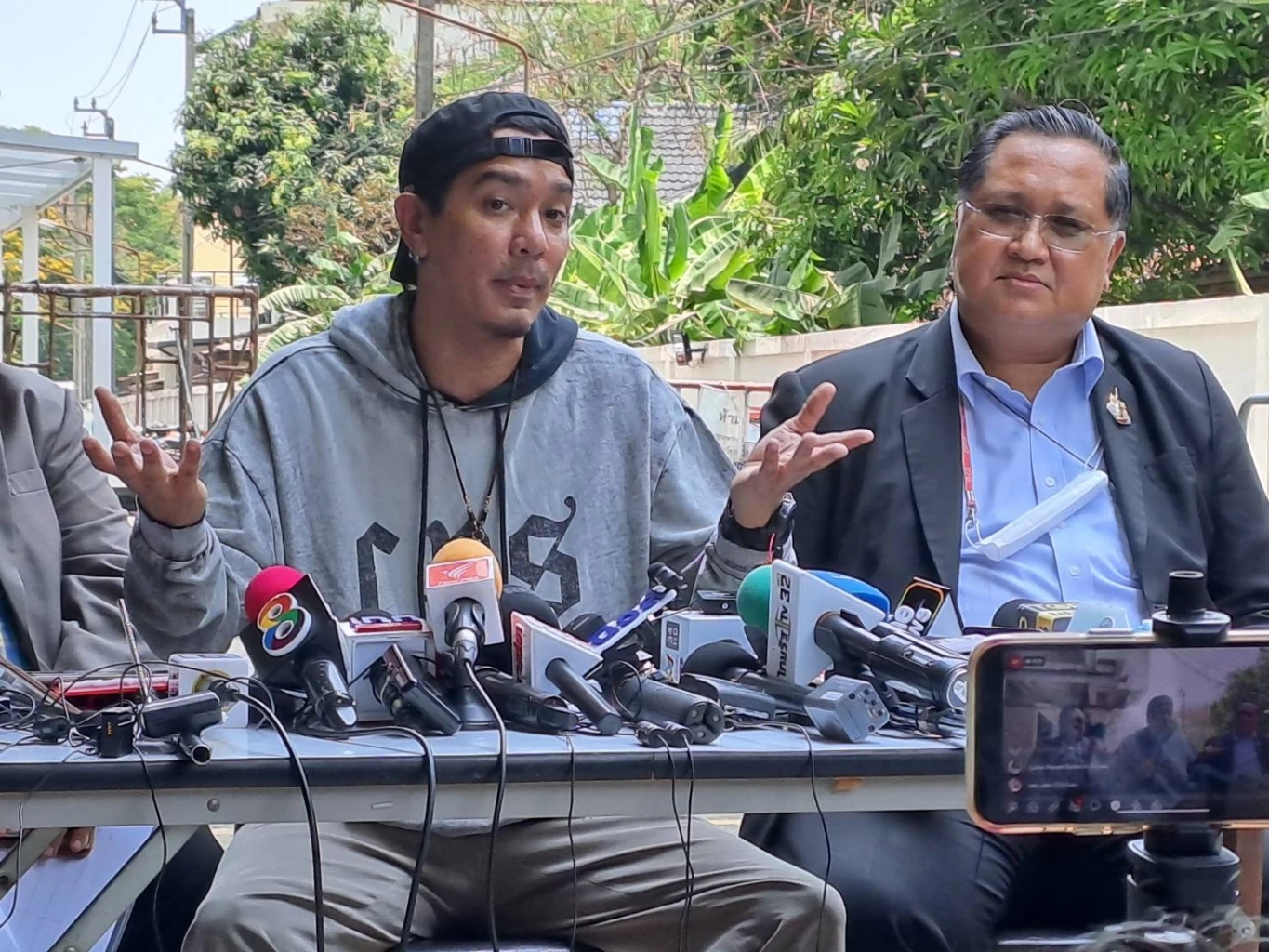 “ดีเจแมน”มา อสส. แจ้ง“ใบเตย”ไส้ติ่งอักเสบ อัยการเลื่อนคำสั่งคดี Forex-3D