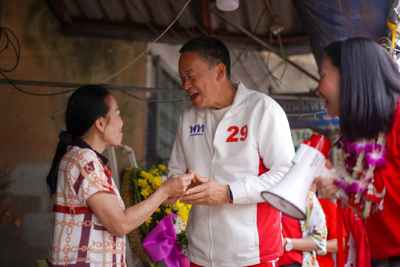 "เศรษฐา" บุกบ้านโป่งอ้อนเลือก"เพื่อไทย" ย้ำ 8 ปีปชช.ทุกข์มากพอแล้ว