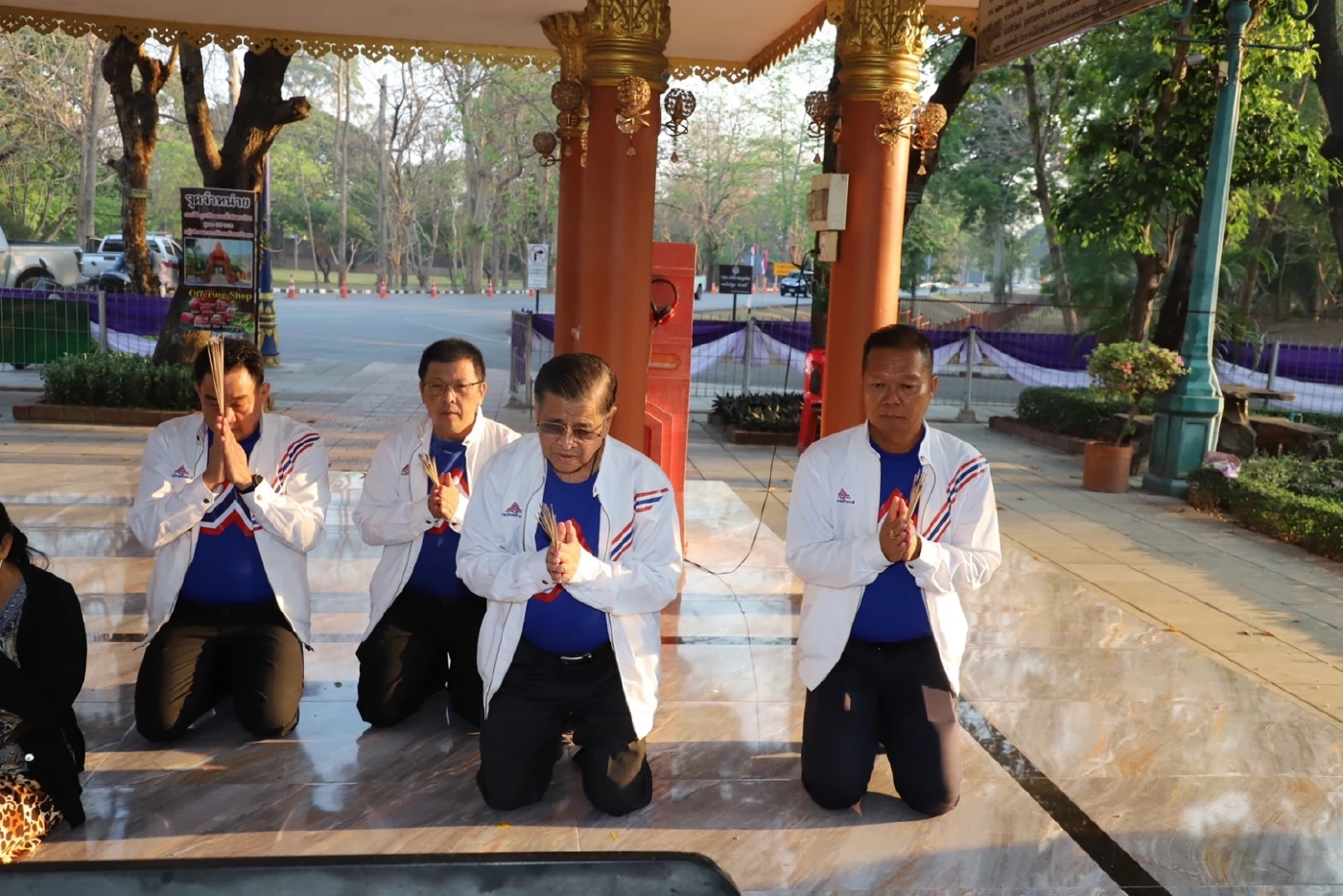 ว่าที่ผู้สมัครส.ส.กำแพงเพชร 3 พรรคการเมืองใหญ่ แห่ขอพรศาลหลักเมือง