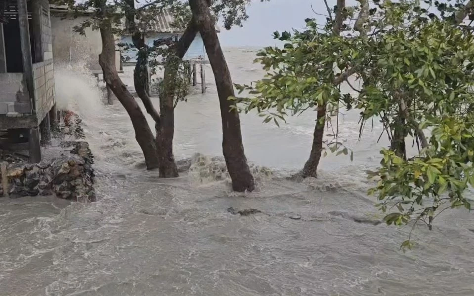 พายุคลื่นลมแรง เรือล่มนับสิบลำ เสียชีวิตแล้ว 1 ราย สูญหายอีกเพียบ