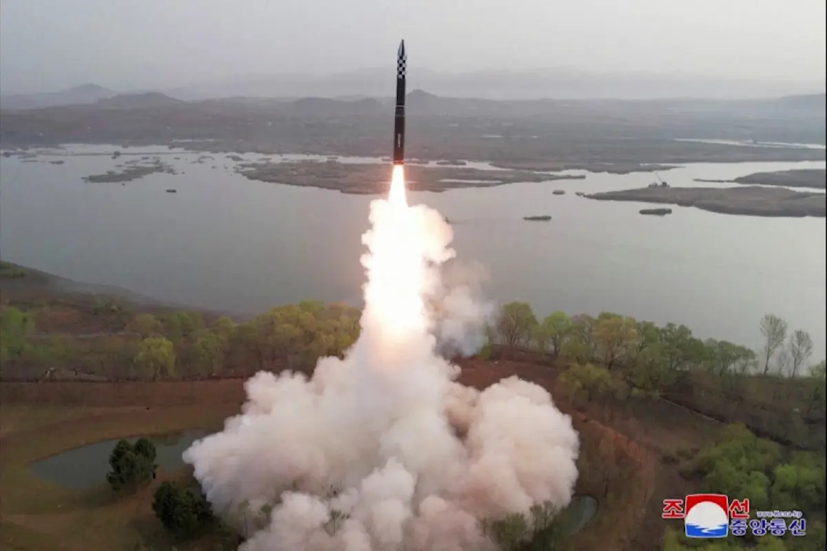 เกาหลีเหนืออวดขีปนาวุธ ICBM รุ่นใหม่ เกาหลีใต้ลั่นปลดนิวเคลียร์ฝ่ายเหนือ