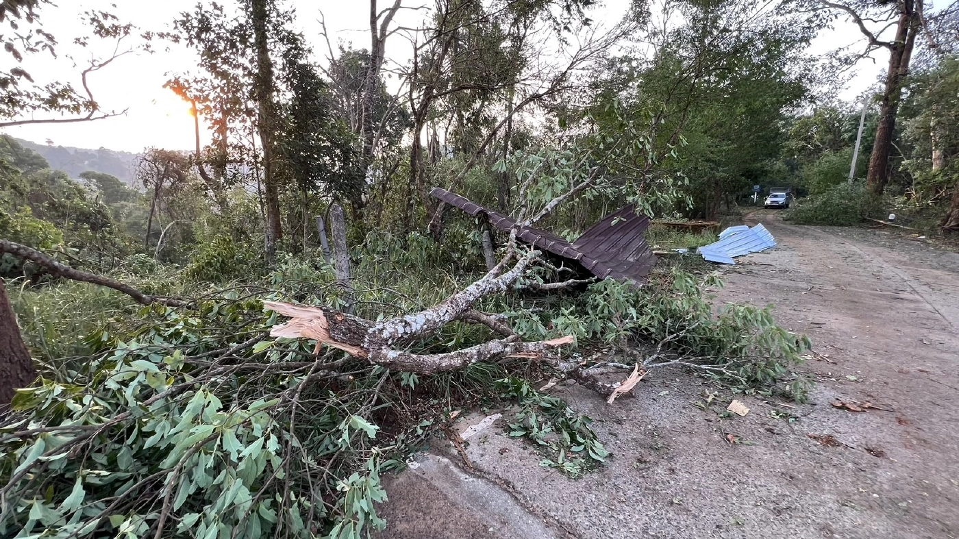 ม่อนแจ่มยับ "พายุฤดูร้อน" ถล่ม บ้านพัง ต้นไม้ล้ม ไฟฟ้าดับทั้งหมู่บ้าน