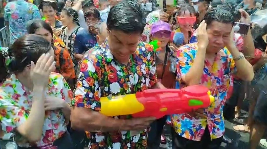 "ชัชชาติ" เปิดงาน "สงกรานต์ถนนข้าวสาร" อวยพรปีใหม่ไทย ขอให้ทุกคนมีความสุข