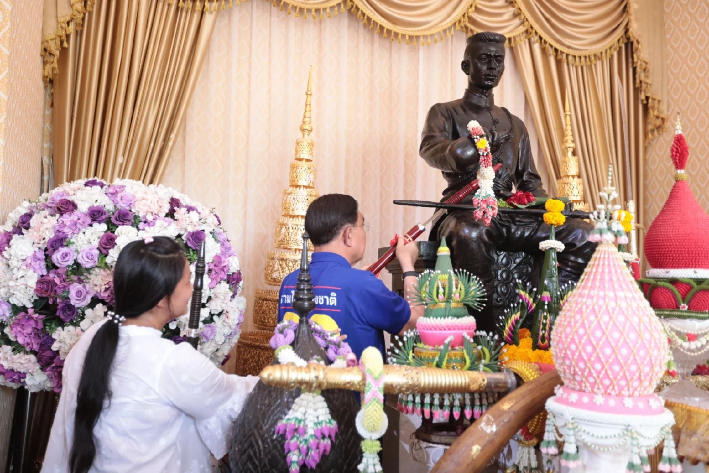 "บิ๊กตู่" ลุยเมืองสองแคว สักการะ "พระพุทธชินราช" ถวายดาบคู่พระนเรศวรฯ