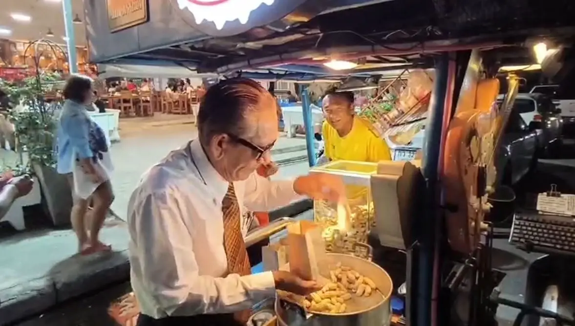 ฮือฮา! พ่อค้าขายถั่วต้ม หน้าเหมือนชูวิทย์ ลูกค้าแห่ซื้อเพียบ