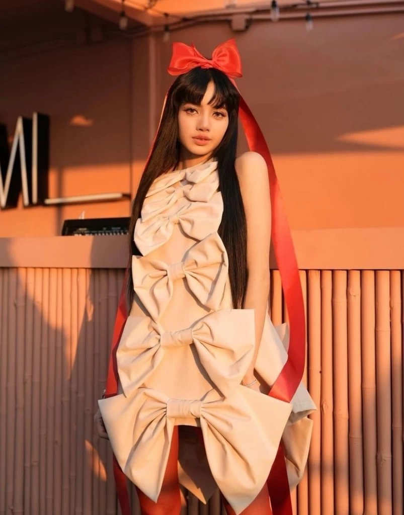 ฉลองวันเกิดลิซ่า ‘เดียร์น่า’ เซอร์ไพร์ส ส่งเค้กม้าหมุน แช๊ะภาพคู่แบบสับๆ