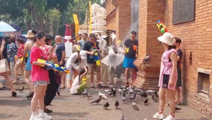 "สงกรานต์เชียงใหม่" คึกคัก นทท.ทะลักเล่นน้ำ หลังอัดอั้นมานาน 3 ปี