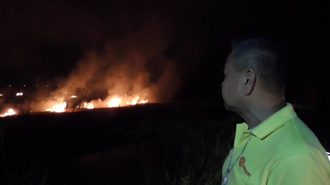 ชาวนาอ่างทองสุดดื้อ แอบเผาตอซังข้าวกลางดึก ส่งผลค่าความร้อนพุ่งสูง