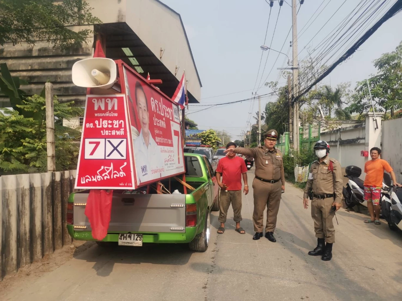 โอละพ่อ ปาบึ้มรถหาเสียง "ประชา ประสพดี" แค่ FC ปาประทัดไล่นกใส่ไม่ตั้งใจ