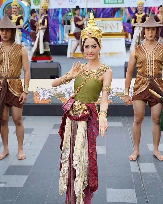 รวมนางเอกคนสวย แต่งองค์ทรงเครื่องเป็น  นางสงกรานต์ 