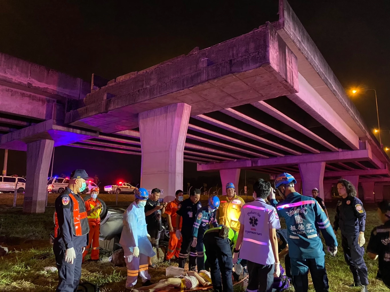 สยอง! สาวซิ่งเก๋งวิ่งย้อนศรบนทางด่วน เกือบ 3 กม. ก่อนชนแบริเออร์ร่วงลงมาดับ