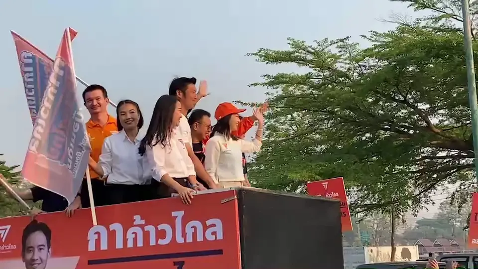 “สมพงษ์-ธนาธร” ให้กำลังใจลูกทีมสมัคร ส.ส.แบ่งเขตเชียงใหม่ คึกคัก