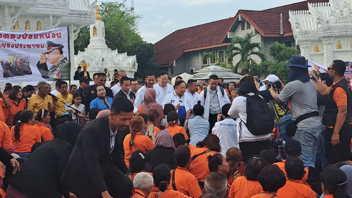 "ประวิตร" สักการะศาลหลักเมืองนครฯ ขอพรให้ชนะ ได้เป็นนายกฯ คนที่ 30