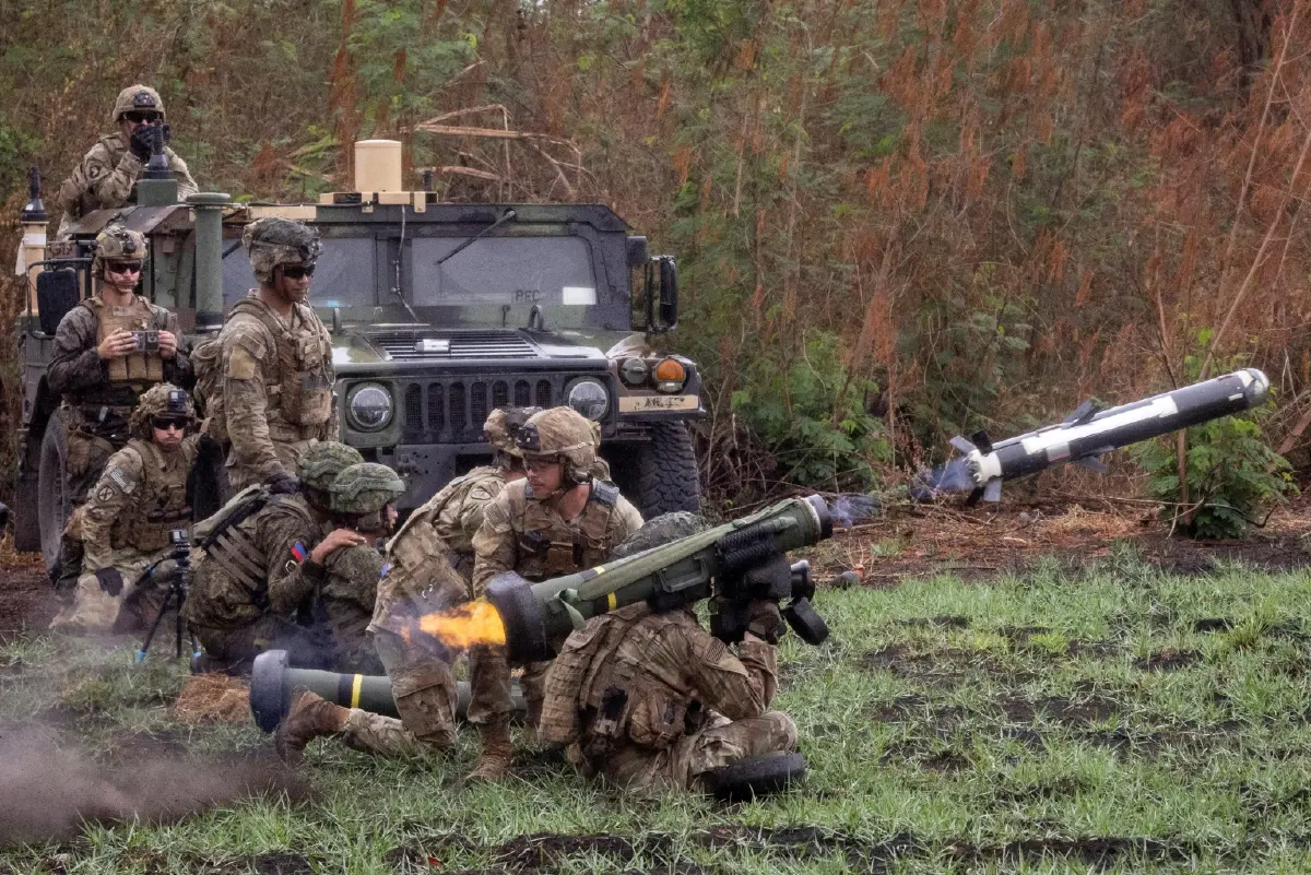 ทหารสหรัฐฯ ยิงขีปนาวุธต่อต้านรถถัง (Javelin) ระหว่างซ้อมรบร่วมกับทหารฟิลิปปินส์เมื่อวันที่ 13 เม.ย. 2566