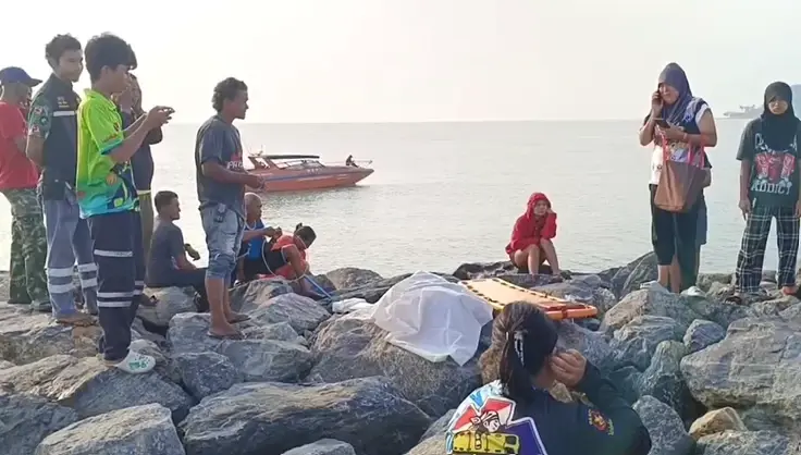 นาทีกู้ชีวิต 6 ชาวประมงพื้นบ้าน เรืออับปางกลางทะเล ดับรวมแล้ว 4 (มีคลิป)