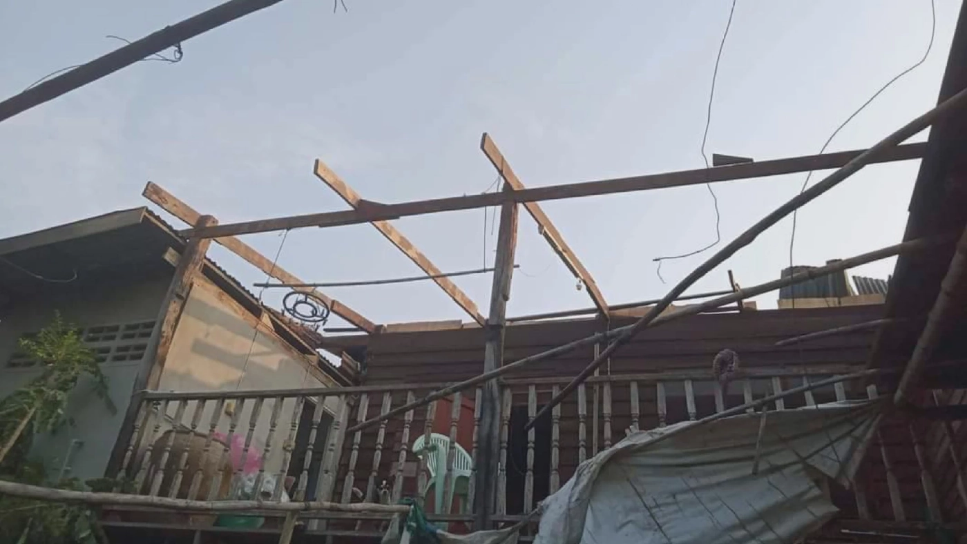 พายุฤดูร้อนถล่ม ต.บ้านกล้วย สุโขทัย พัดหลังคาบ้านปลิวหายเกือบทั้งหลัง