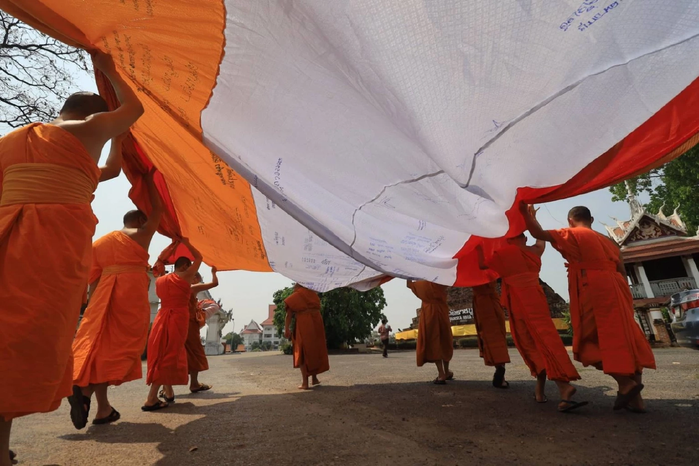 เสริมมงคล! วัดราชบูรณะ จัดสรงน้ำพระบรมสารีริกธาตุ ห่มผ้าเจดีย์หลวง 700 ปี