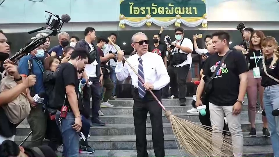 "ชูวิทย์"บุกสถานที่รับสมัคร ส.ส.ปาร์ตี้ลิสต์  ต้านส.ส.งูเห่า ค้านกัญชาเสรี