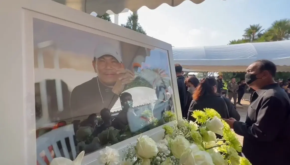 "จิน ธรรมวัฒนะ" ร่วมพิธีรดน้ำศพ "เอ๋ ชนม์สวัสดิ์" เผย จะรักและคิดถึงตลอดไป