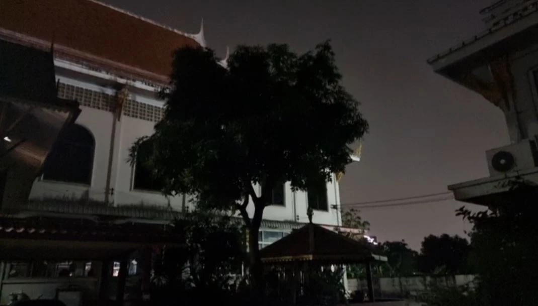 พระลูกวัดเมืองนนท์ ผวาหนัก! ถ่ายภาพติดวิญญาณหญิงสาวหลังพุ่มไม้