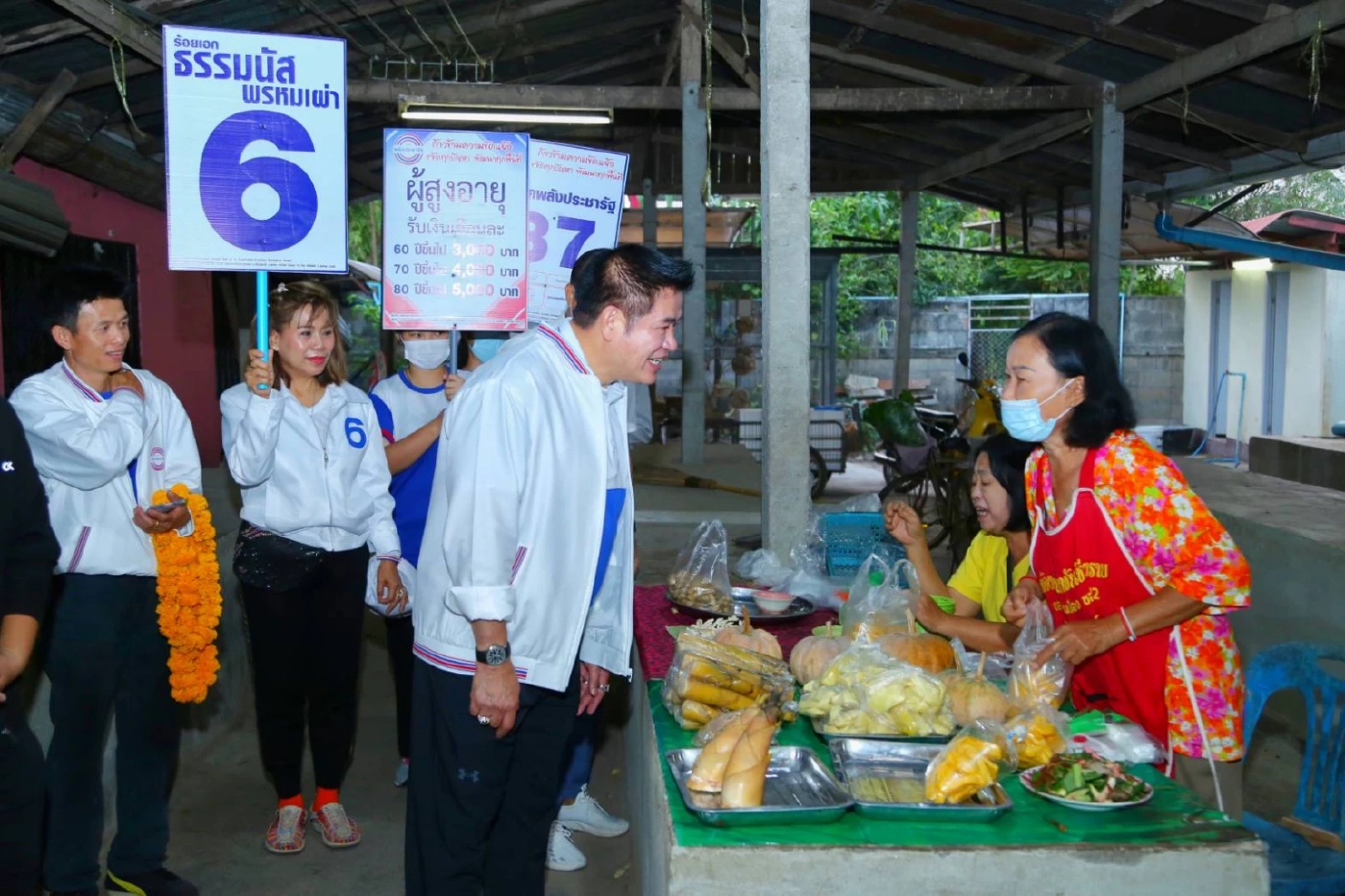 "ผู้กองธรรมนัส" ลุยตลาดเช้าพะเยาขอคะแนนพ่อค้า-แม่ค้า กาเบอร์ 6 ยกจังหวัด