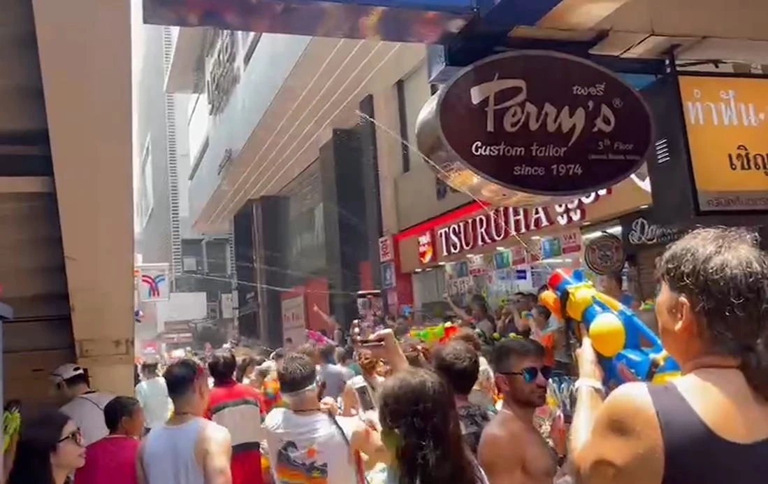 "ชัชชาติ" เปิดงาน "สงกรานต์ถนนข้าวสาร" อวยพรปีใหม่ไทย ขอให้ทุกคนมีความสุข