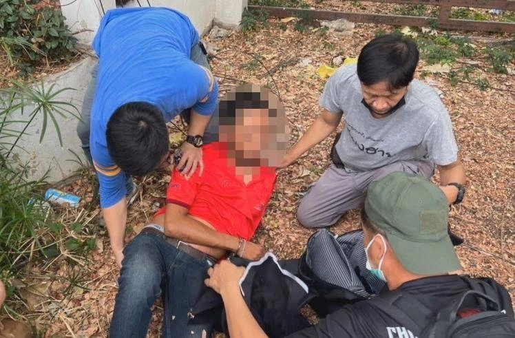 ภาพขณะตำรวจเข้าคุมตัวผู้ต้องสงสัย