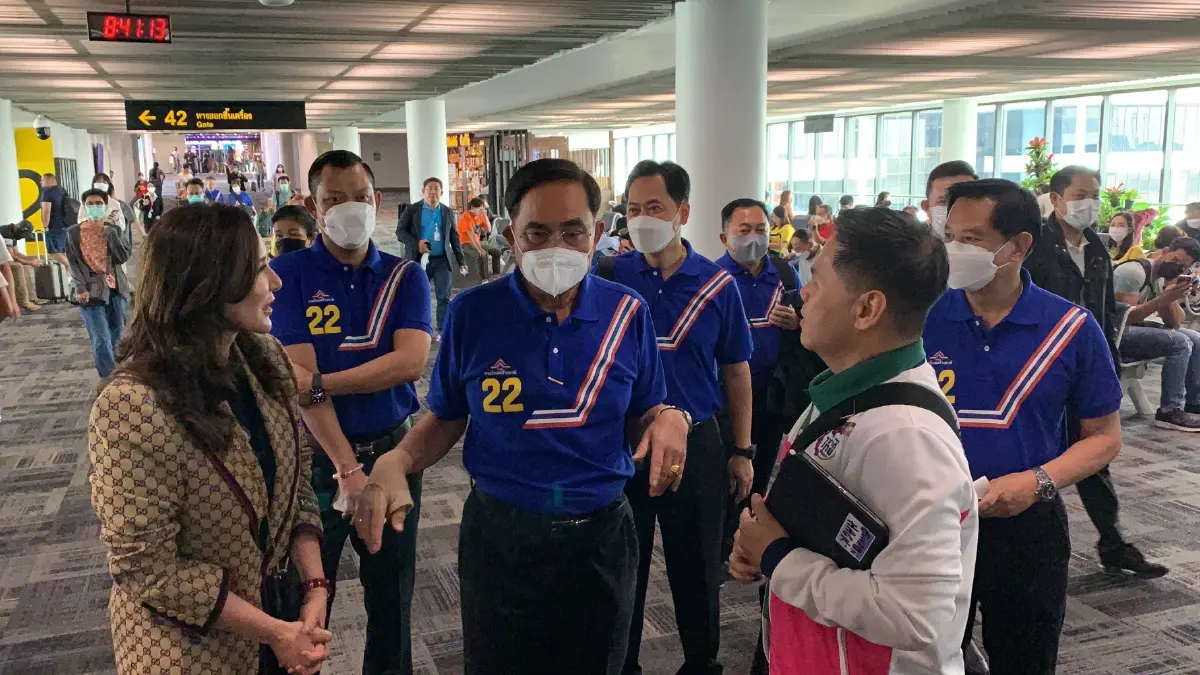 "ลุงตู่-ลูกท็อป-มนัญญา" บังเอิญเจอกันที่สนามบิน ไปหาเสียงช่วยลูกพรรค
