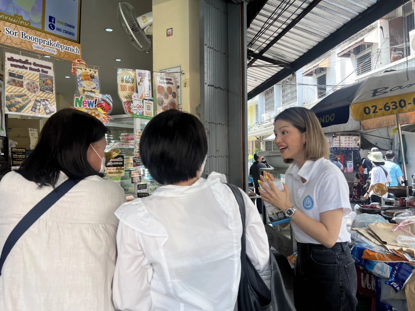 เสียงตอบรับดี! "มาร์ค" ควง "มาดามเดียร์" ลุยย่านบางรักหาเสียงช่วย "เจิมมาศ"