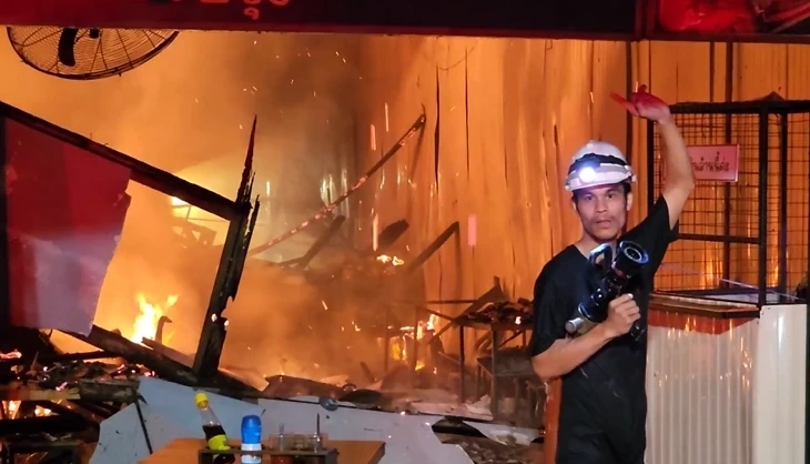 ไฟไหม้ร้านเย็นตาโฟชื่อดังเชียงใหม่ วอด 6 คูหา ส่งท้ายวันสงกรานต์