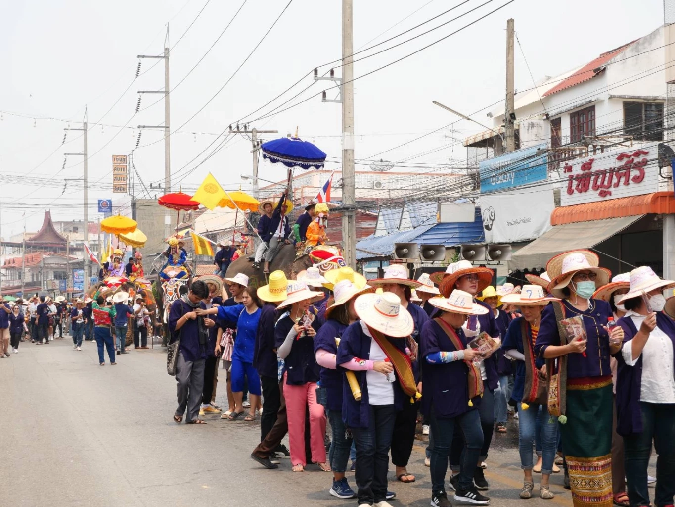 สุดคึกคัก! กิจกรรมแรกสงกรานต์สุโขทัย แห่ช้างบวชนาคชาวไทยพวน บ้านหาดเสี้ยว