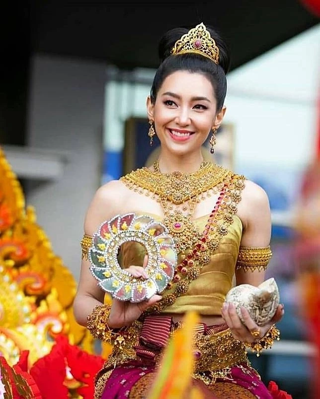 รวมนางเอกคนสวย แต่งองค์ทรงเครื่องเป็น  นางสงกรานต์ 