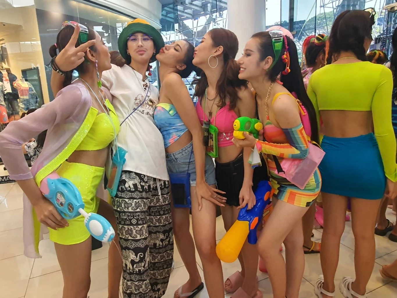 “อิงฟ้า-ชาล็อต” นำ 77 สาวมิสแกรนด์ สาดน้ำคลายร้อนชุ่มฉ่ำ “สงกรานต์ล้านนา”